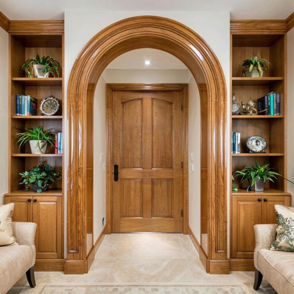 Проход в гостиную оформлен изящной резной деревянной аркой 🐯🏞️, материалом которой служит бук, покрытый лакированной морилкой. По краям арки установлены встроенные полки для декораций и вазонов.
