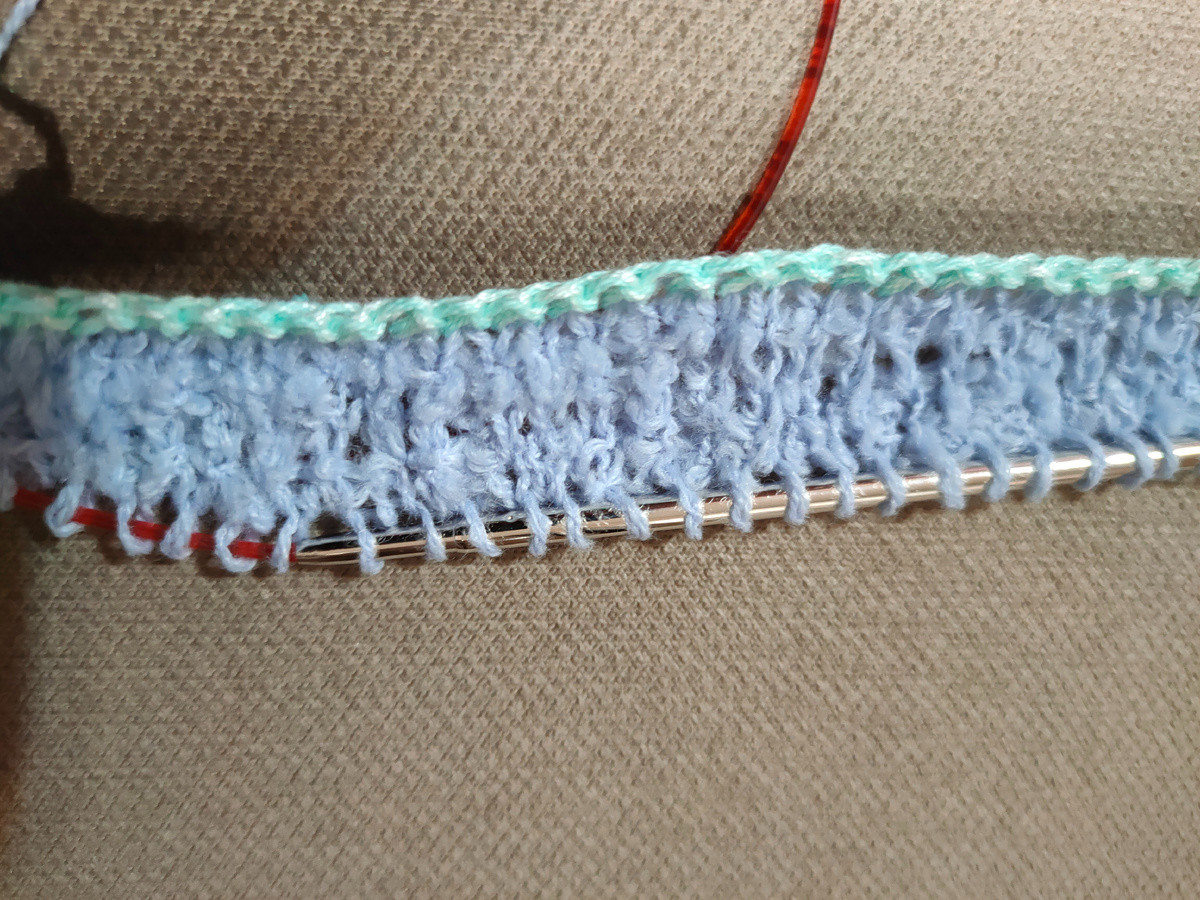 Начало образца спицами 3,5 мм. Даже не стала довязывать, Полотно забитое до ВТО. Теряется задумка производителя: разная фактурность пряжи.  Однозначно нет.