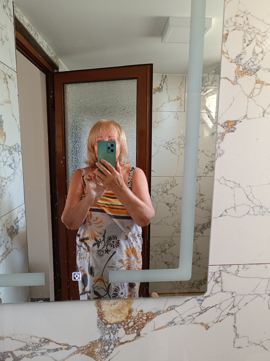 Нажимаешь на светящийся квадратик, и по периметру зажигается свет.