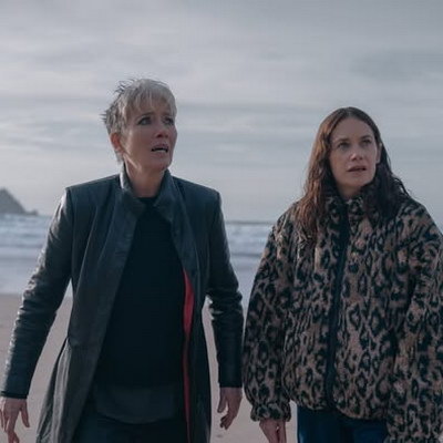     Эмма Томпсон и Рут Уилсон расследуют загадочные преступления в трейлер «Вниз по дороге к кладбищу»