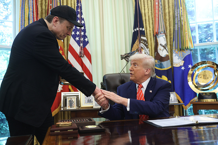    «Символом же консолидации стало «возвращение блудного сына» — главы SpaceX Илона Маска».   
Фото: © CNP/AdMedia / www.globallookpress.com