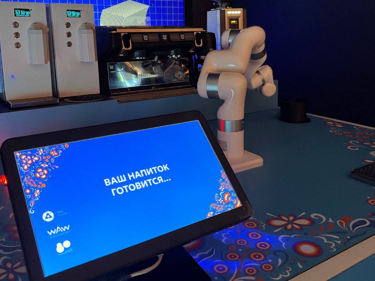 Робот делает кофе 