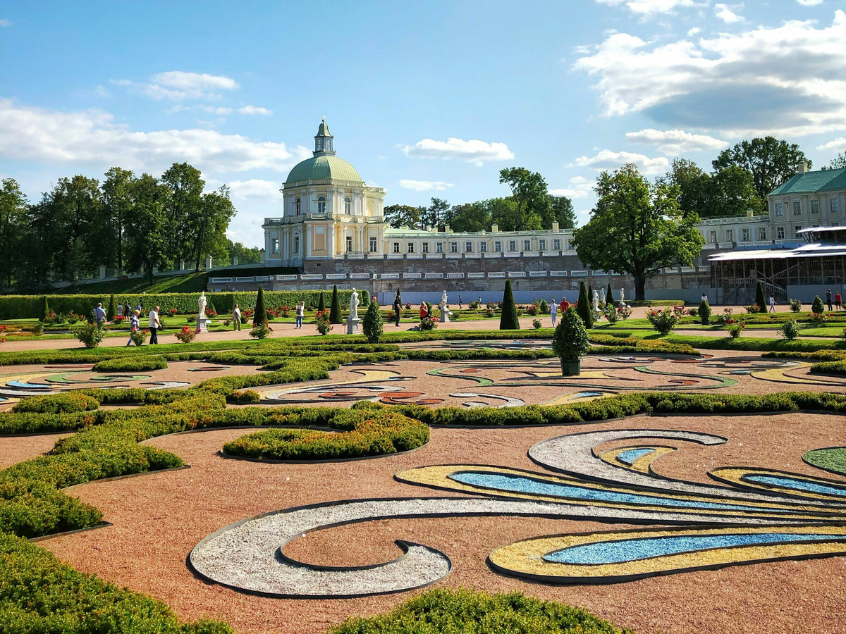 Дворец с цветником. Цветы здесь растут до конца осени. Ближе к зиме их срезают и подготавливают растения к холодному сезону. Фото: Victor Malyushev / Unsplash