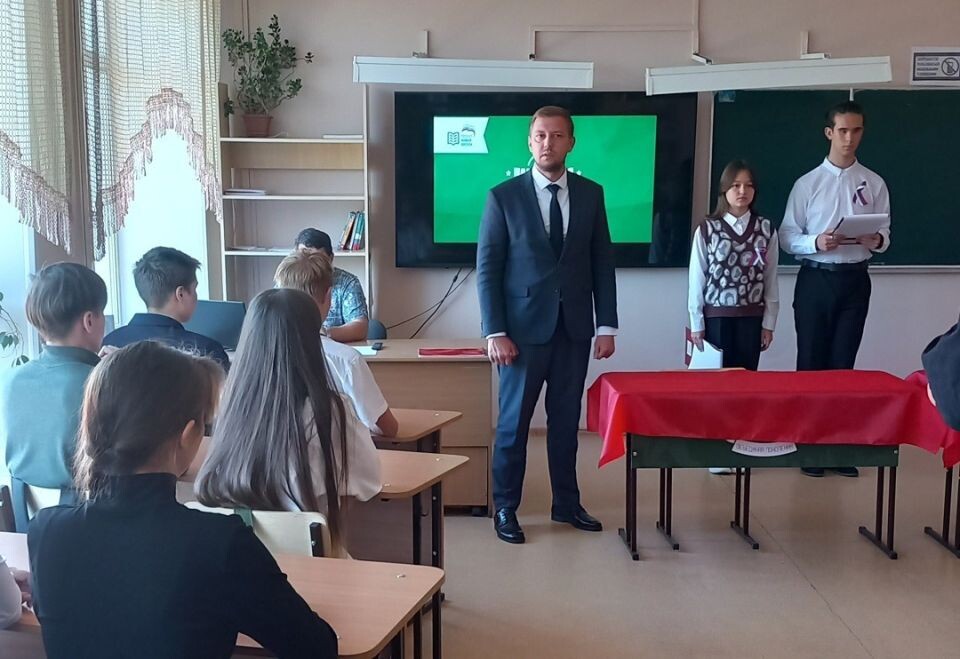    Открытие "Парты Героя" в школе № 8 Бийска. Источник: byiskcom.edu22.info