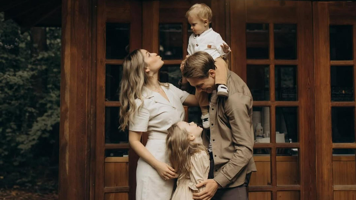    Юлия Липницкая с семьёй. Фото: Инстаграм (запрещён в РФ) @sunnylipnitskaya