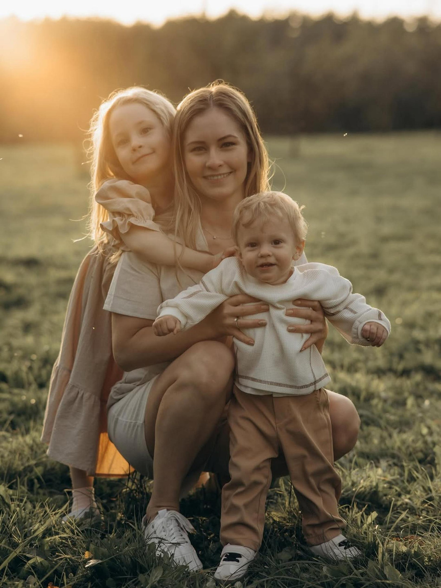     Юлия Липницкая с семьёй. Фото: Инстаграм (запрещён в РФ) @sunnylipnitskaya