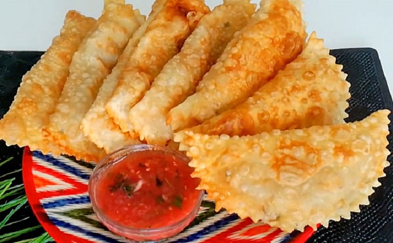 Чебуреки с тонким тестом и сочной начинкой: домашний рецепт для идеального ужина