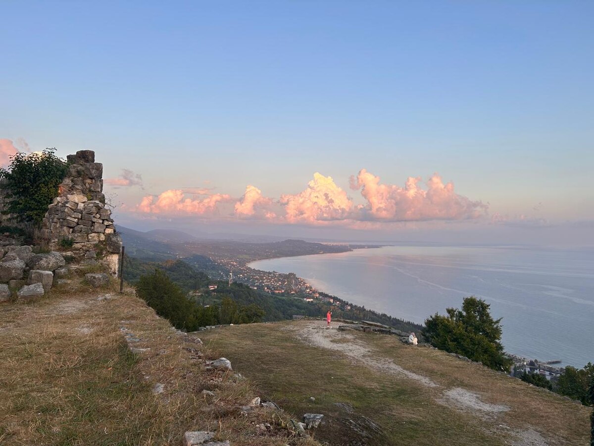 Вид на Сухум у подножия восточной башни