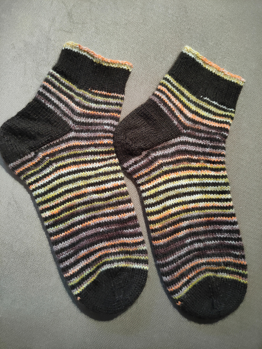 Тема осени не оставляет. Яркая листва, освещенная лучами солнца - это так красиво. 