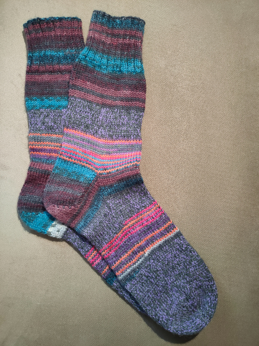 Рабочие мужские носочки из остатков шестинитки (с "изюминкой", такой вот остаток оказался).