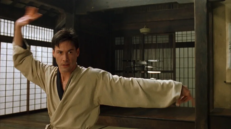 Как это выглядело: Герой лежит в кресле, глаза бегают под закрытыми веками, а на мониторе мелькают строчки кода. За минуты он "скачивает" навыки, на изучение которых мастера тратят десятилетия.