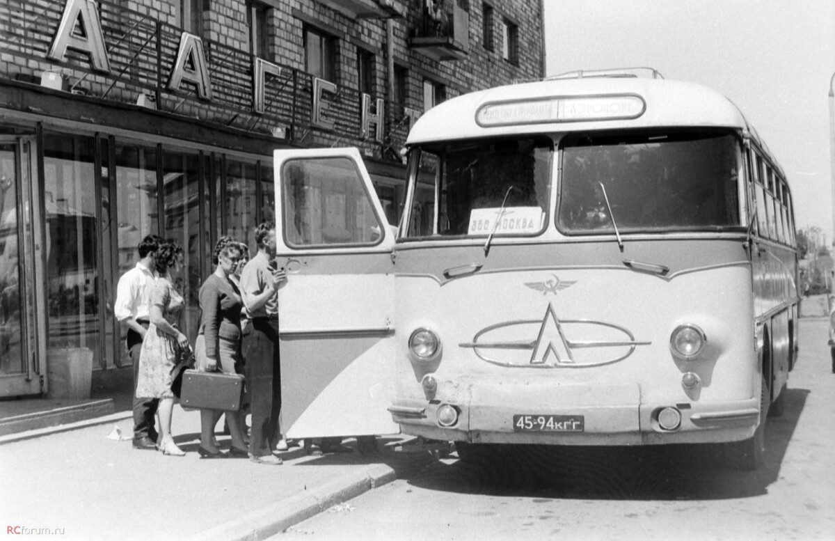 Здание горагентства с автобусом для пассажиров авиарейса №356 Караганда – Москва. Данная нумерация рейсов существовала в советском Аэрофлоте в период с 15 мая 1965 по 31 марта 1972 гг. Источник указан на фото