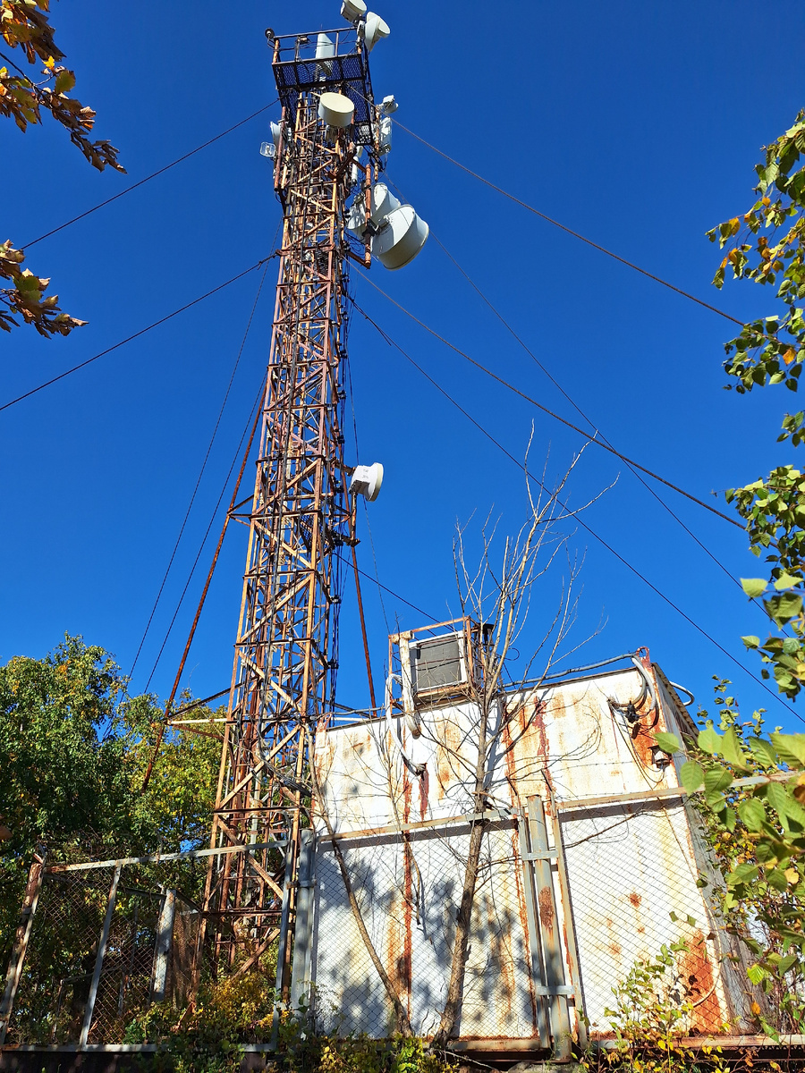 Старая электрическая подстанция. Но еще рабочая.