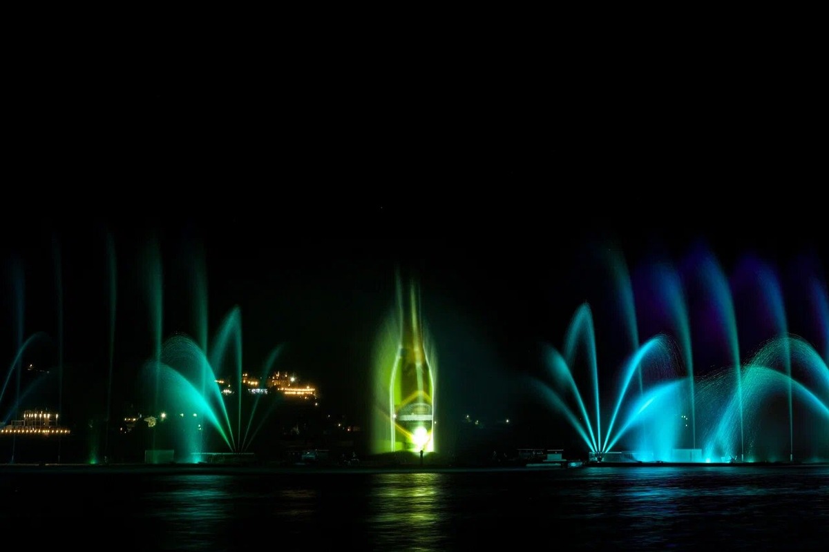 Светомузыкальное шоу на озере проходит только в сезон — с весны до конца октября. Фото: Александр Хитров / Яндекс Карты