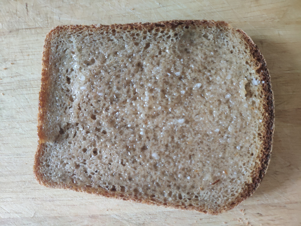 Фото автора. Хлеб с растительным маслом и солью.