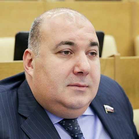    Юрий Напсо пояснил, что не сбежал в Армению после изнасилования, а просто уехал лечиться. Справки есть. Плюс - немножко отдохнул в законном отпуске. (Фото Госдумы).