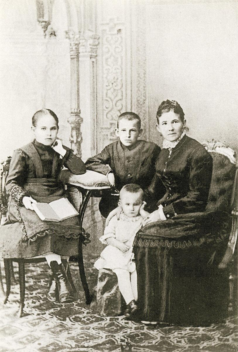 Маленька Груша с братом, сестрой и матерью