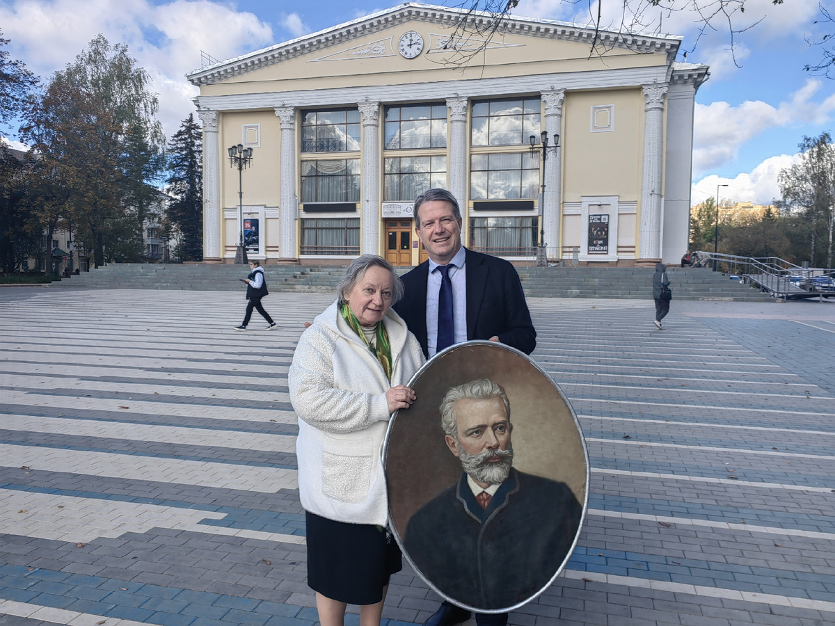 Галина Степановна Сизко и Денис Андреевич фон Мекк с портретом Чайковского в Дубне у ДК Октябрь перед выступлением «Я еще не встречал человека, более меня влюбленного в матушку-Русь!»