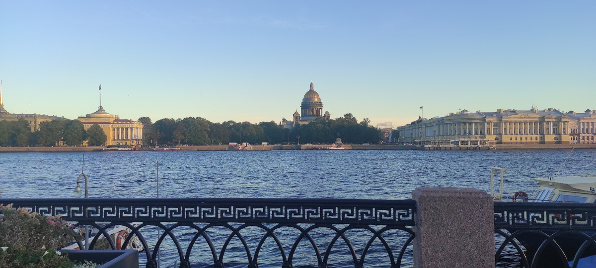 Вид на Исаакиевский собор с Университетской набережной