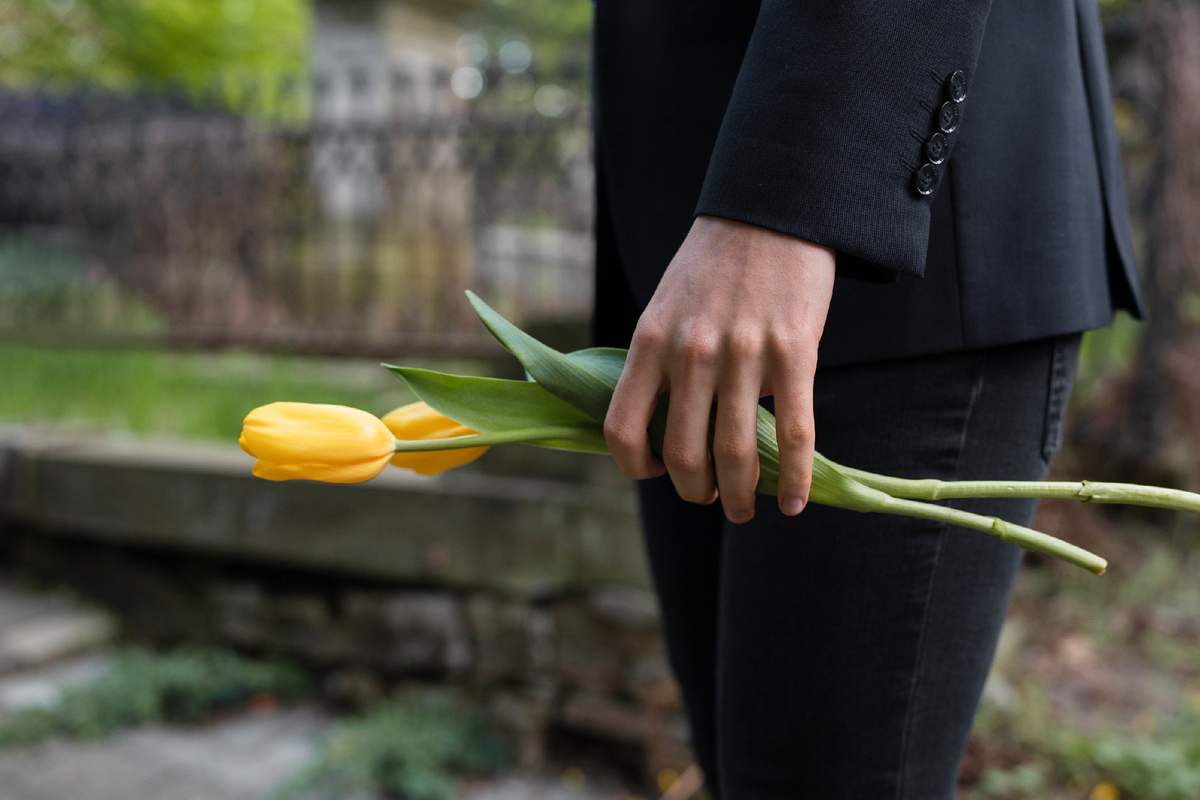 https://ru.freepik.com/free-photo/mourning-man-bringing-tulips-cemetery_27508288.htm