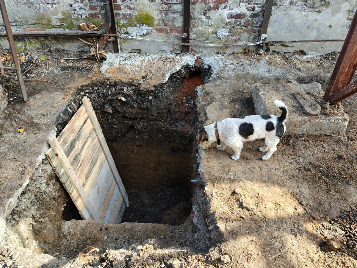 Копаем сливную яму на работе