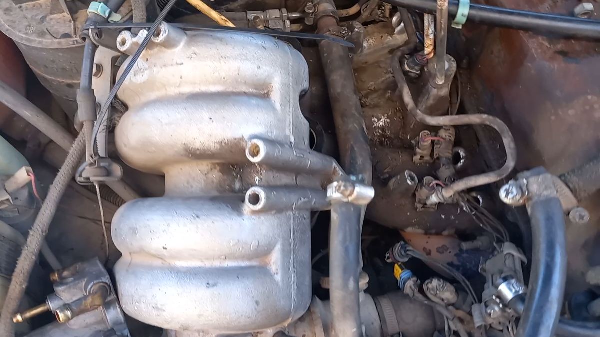 Мой самостоятельный процесс прочистки топливной рампы, форсунок и замена регулятора давления топлива. Прокладку дроссельной заслонки поменял, а саму заслонку промыл. 