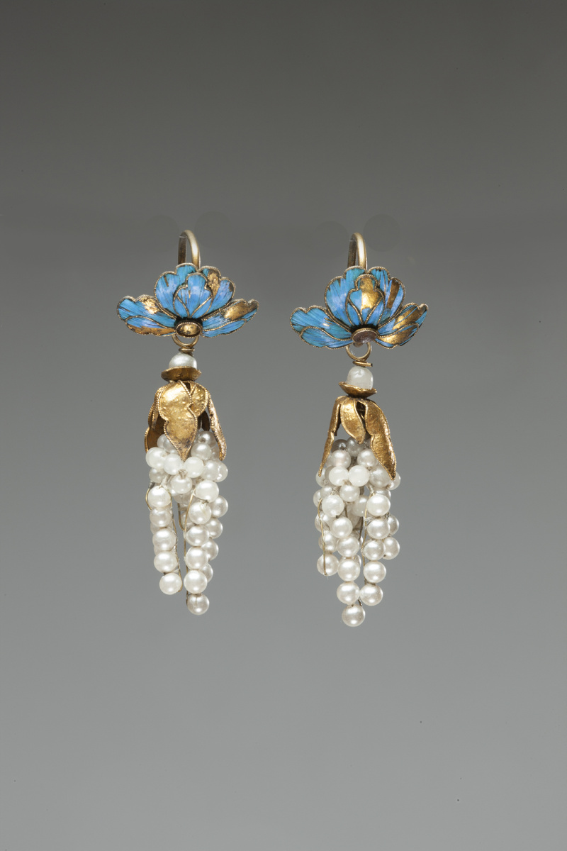 Серьги с подвеской из жемчуга и с декоративным цветком из перьев птицы, Китай, середина XIX века