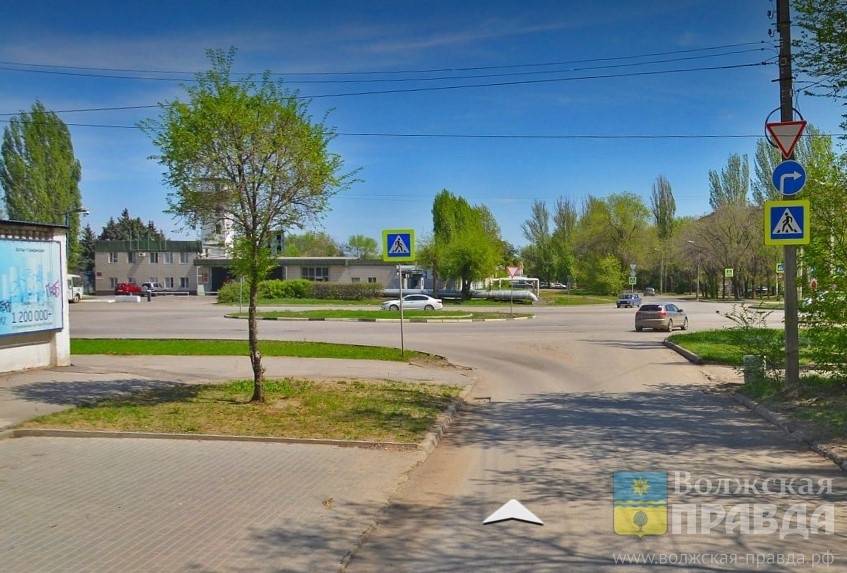 Парковочный карман и пешеходный переход на ул. Молодёжной. где случилось ДТП, Скриншот панорамы yandex.ru📷    Осторожно, дед: пожилой волжанин швырнул сбитому пешеходу тысячу и уехал
