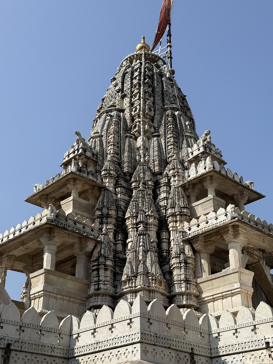 В этой тишине, в световом ритме, в узоре камня возникает то самое состояние, ради которого люди отправляются в путь: когда внешнее и внутреннее начинают совпадать