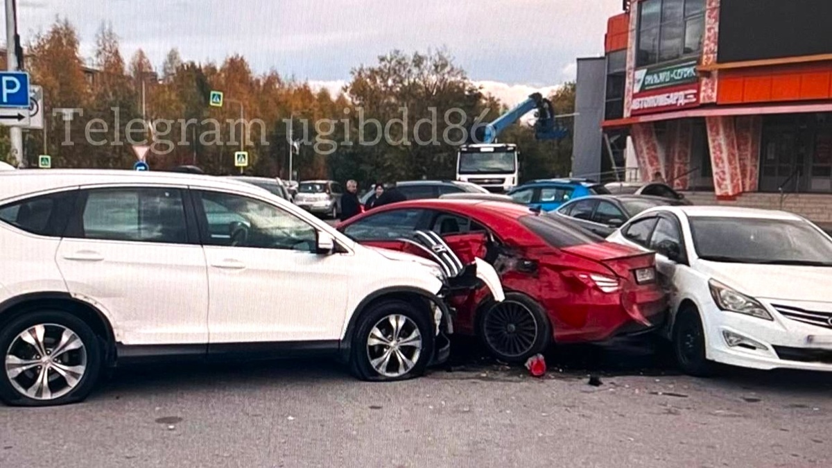    Четыре автомобиля и пешеход: подробности ДТП на улице Республики в Сургуте