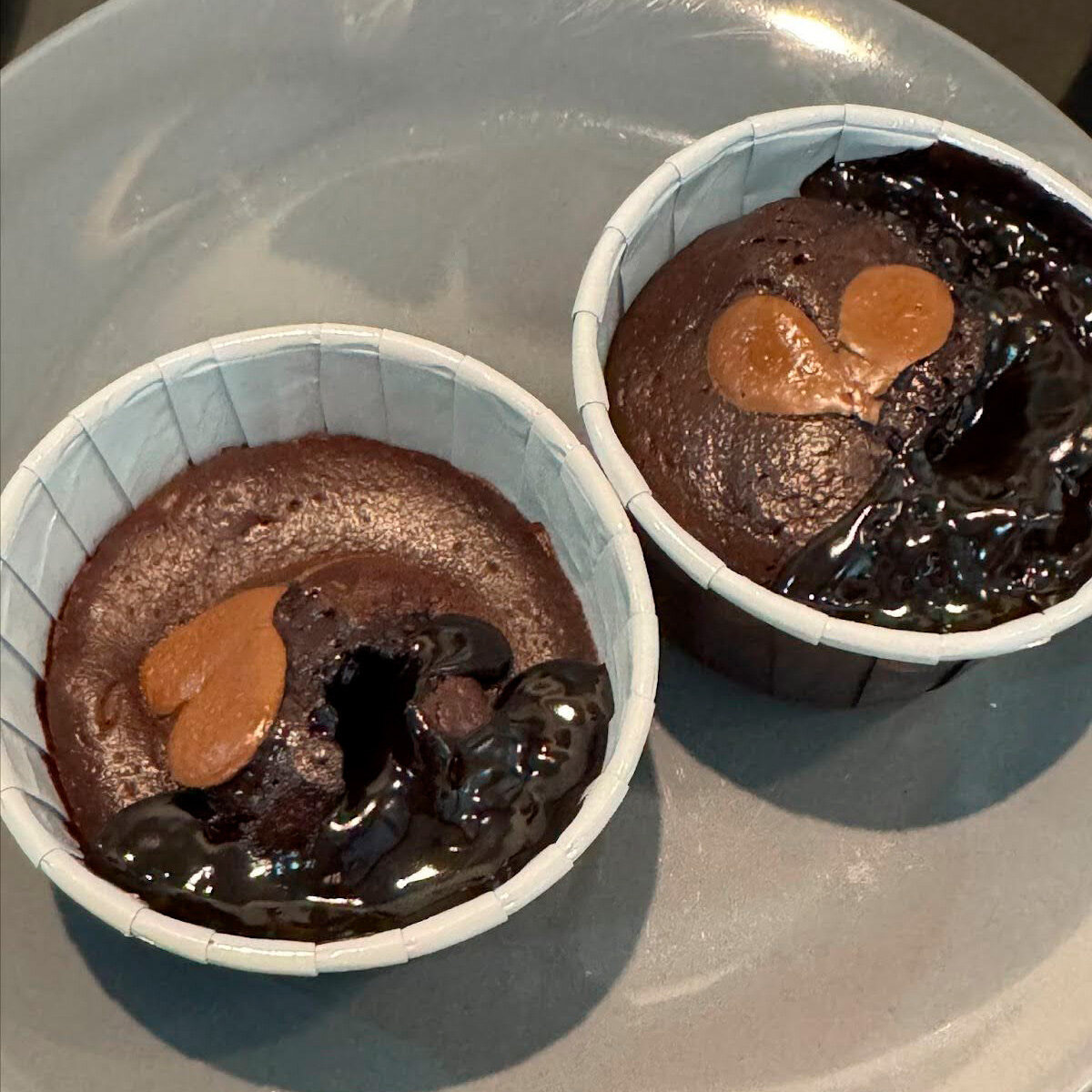 Для идеального вкуса поставьте кекс в духовку на 30 секунд и добавьте шарик пломбира