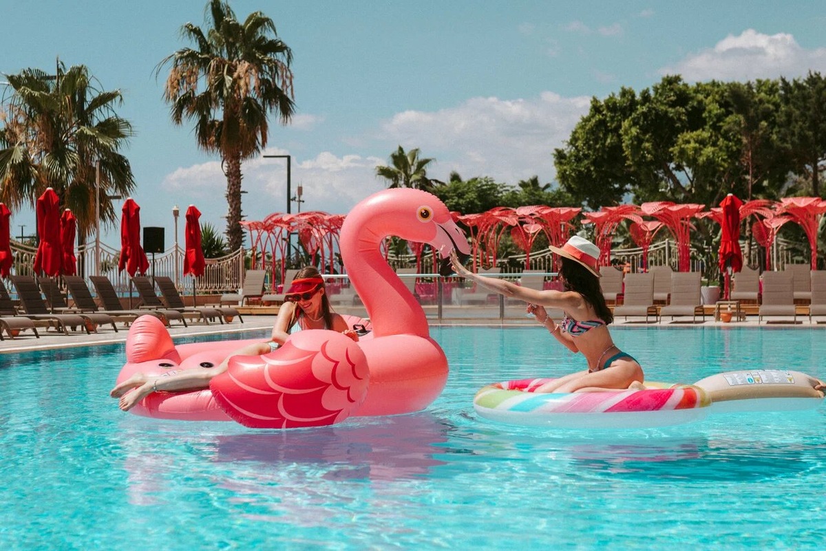 На территории Megasaray WestBeach Antalya расположены два открытых и два крытых бассейна. Внутренние работают круглый год и оборудованы системой подогрева. Фото: Megasaray WestBeach Antalya 5* / Яндекс Путешествия