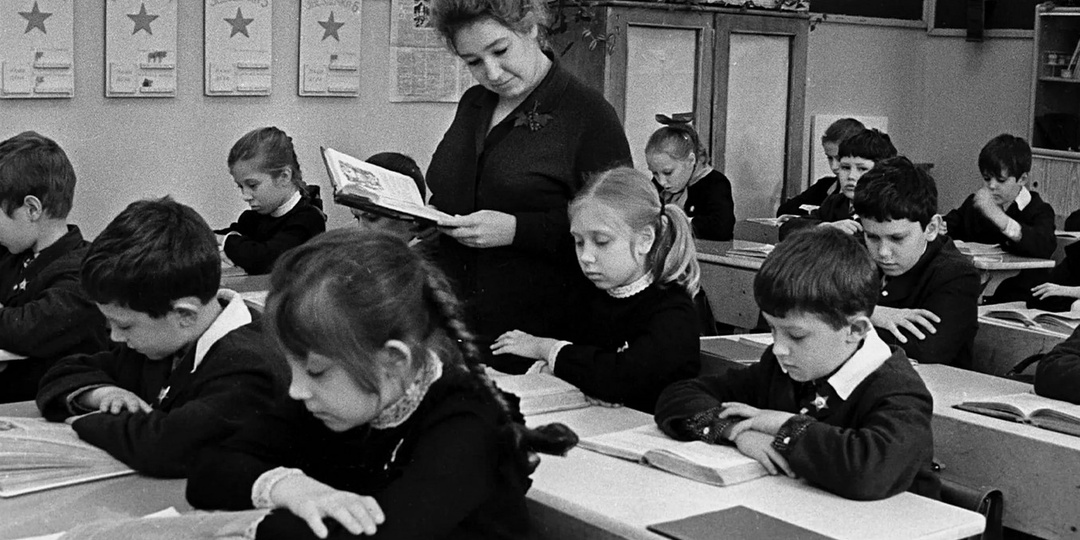 Школа без шариковых ручек, левой руки и веры: три странных запрета в СССР