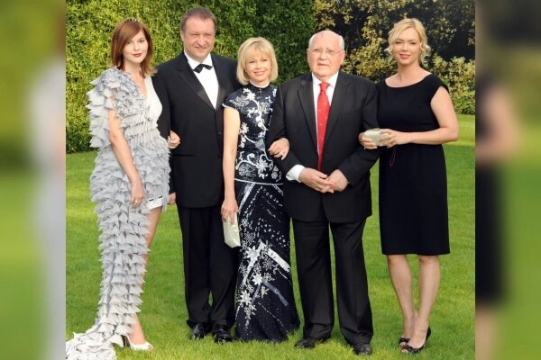 Слева направо: Анастасия Вирганская, Андрей Трухачёв, Ирина Вирганская, Михаил Горбачёв и Ксения Горбачёва.