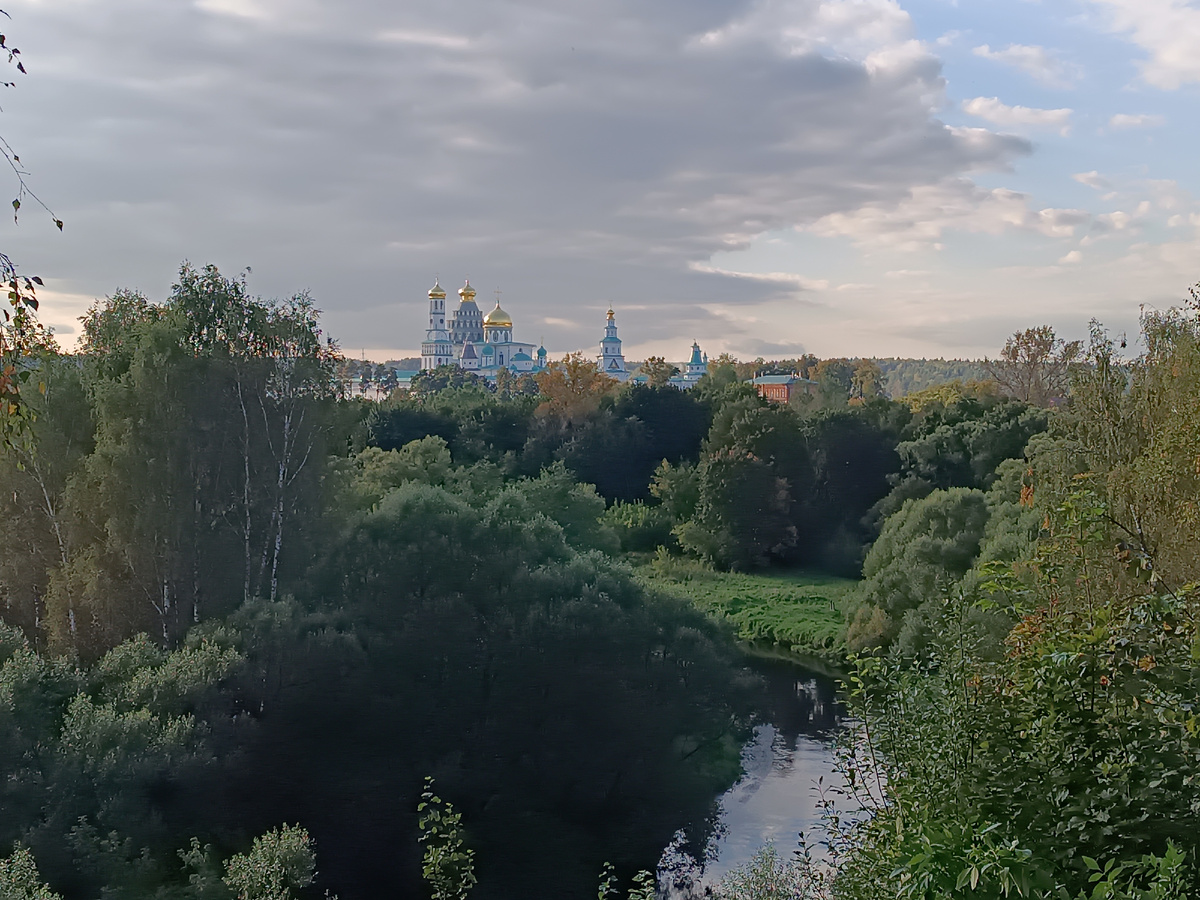 Вид на монатсырь со смотровой площадки Истринского парка.