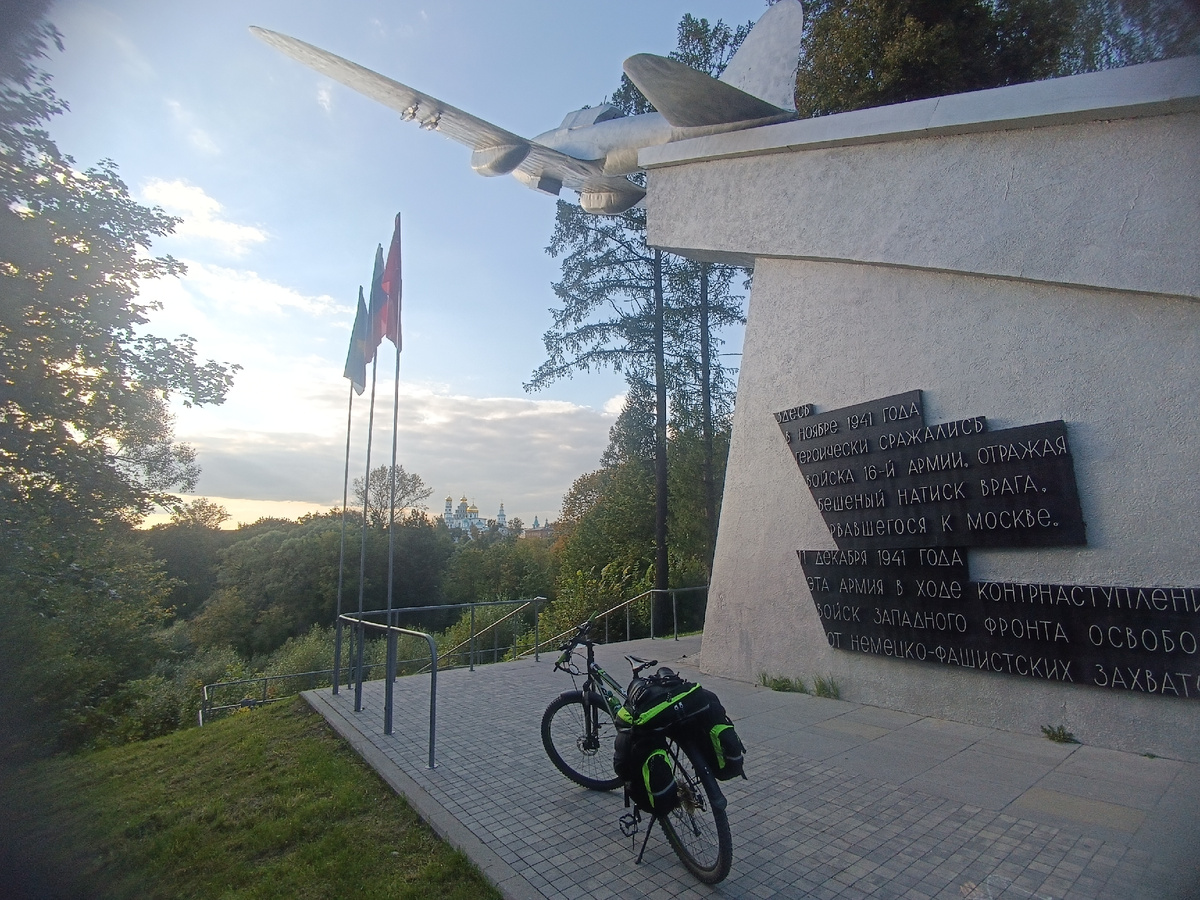 Вид на монатсырь возле памятника Ил-2 в Истринском парке.