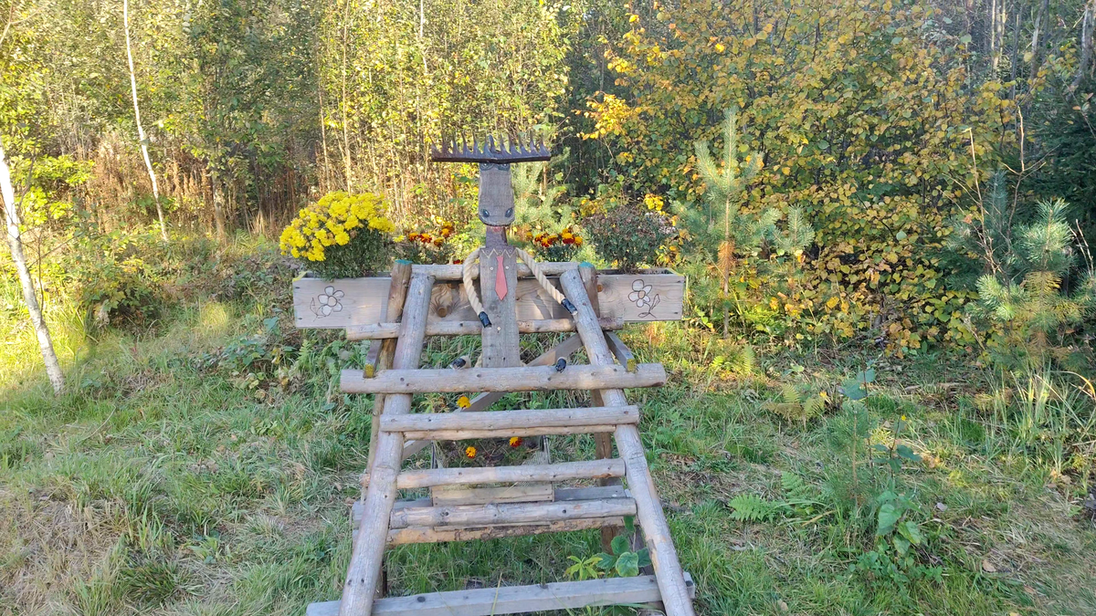 Деревянный лежак-рабатка с фигурой лося наверху