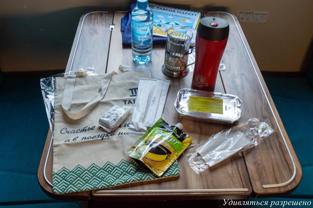 На столе разложен завтрак