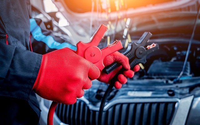 Случалось ли вам садить аккумулятор так, что машина даже «не подает признаков жизни»? Первая мысль — «прикурить» от другого авто. Но неправильные действия могут убить электронику обоих автомобилей! 🚫⚡️

Сохраните эту инструкцию в избранное — она спасет вас в критический момент.

ШАГ 1: Подготовка (обязательно!)
Убедитесь, что причина именно в АКБ. Поверните ключ зажигания. Если приборная панель не светится, лампы тусклые, а стартер издает щелчки или не крутится — да, дело в аккумуляторе.

Проверьте донора. Автомобиль-донор должен быть с исправным генератором и аккумулятором сопоставимой емкости. Не пытайтесь «прикурить» большой внедорожник от малолитражки.

Выключите ВСЕ энергопотребители на обоих автомобилях (фары, магнитолу, печку, кондиционер).

ШАГ 2: Правильное подключение проводов (самое важное!)
Порядок подключения — КРАСНЫЙ, потом ЧЕРНЫЙ. Отсоединение — в обратном порядке: ЧЕРНЫЙ, потом КРАСНЫЙ. Запомните это как «Отче наш».

ПОРЯДОК ДЕЙСТВИЙ:

+ (Красный провод) на «дохлую» батарею: Соедините красный зажим («крокодил») с положительной клеммой (+) севшего аккумулятора.

+ (Красный провод) на «живую» батарею: Другой конец красного провода подключите к плюсовой клемме (+) аккумулятора-донора.

- (Черный провод) на массу донора: Черный зажим подключите к отрицательной клемме (–) исправного аккумулятора.

- (Черный провод) на массу реципиента: ВТОРОЙ конец черного провода НЕЛЬЗЯ цеплять на минус севшего АКБ! Прикрепите его к неокрашенной металлической части двигателя или кузова проблемного авто (например, к болту на двигателе или к специальной массовой шине). Это нужно, чтобы искра при подключении не попала в скопившиеся пары бензина и чтобы не нагружать мертвый АКБ.