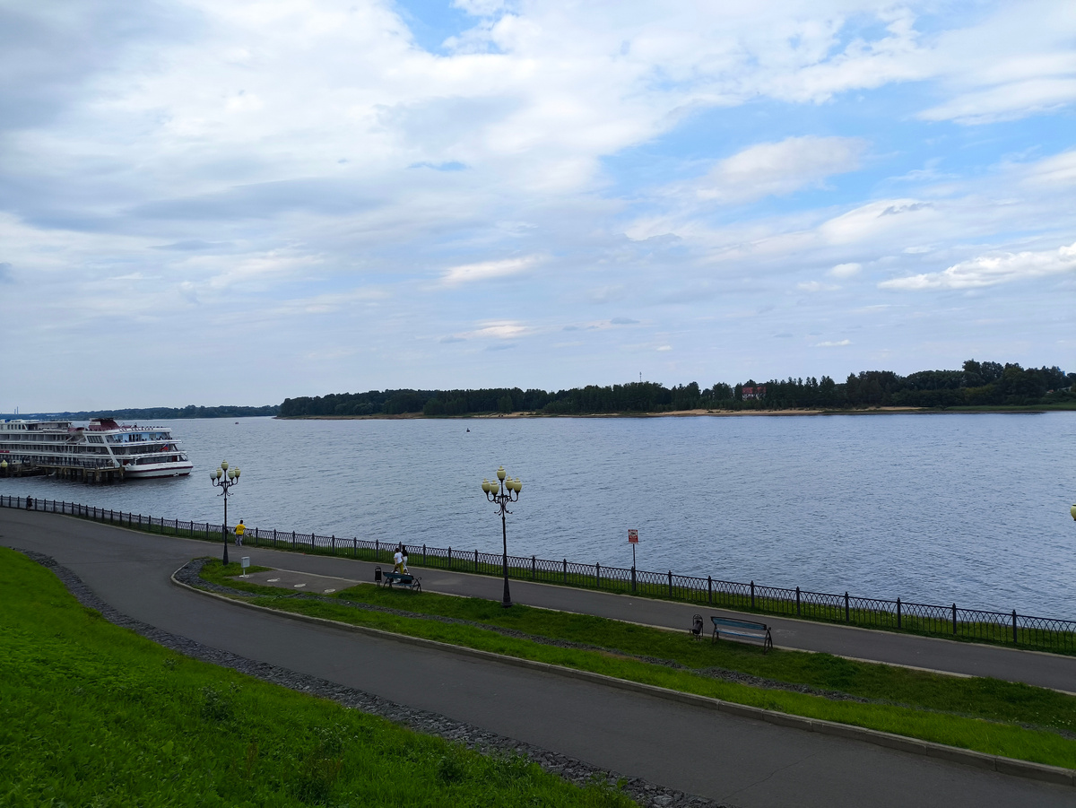 Широкая водная гладь Волги в Рыбинске создает ощущение простора и величия.