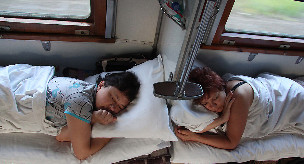 Вперед ногами на боковой, головой к проходу в купе: эксперт рассказал, как лучше ложиться в поезде