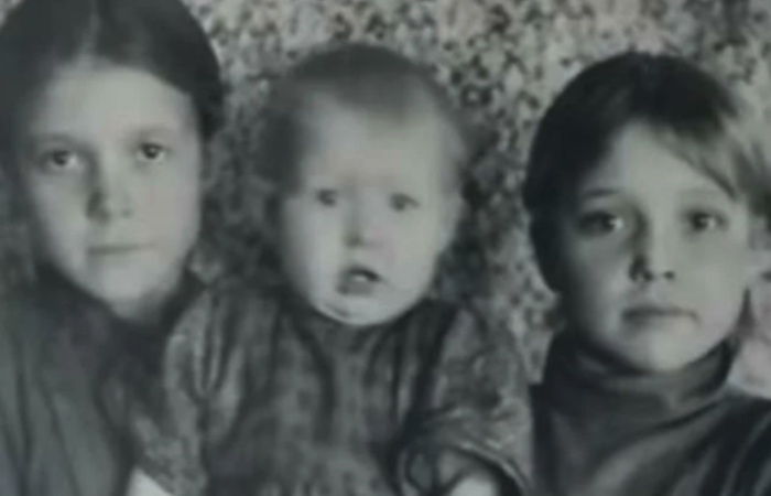 Катя (справа) в детстве с сестрами