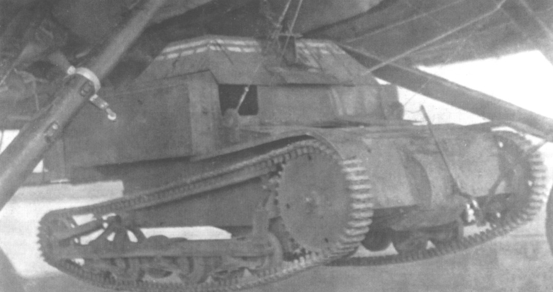 Испытания авиационной подвески для крепления танкетки Т-27. Фотография в свободном доступе.