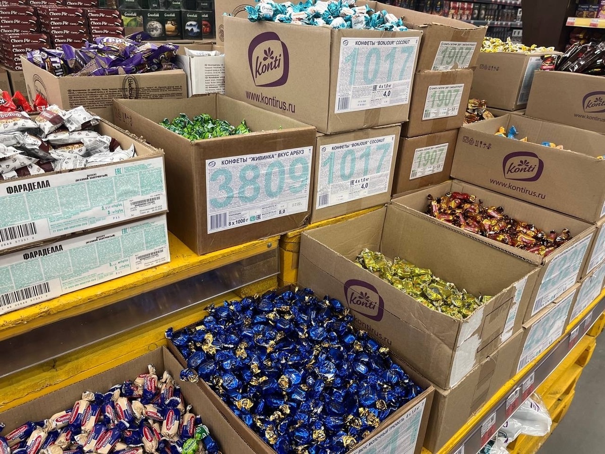    Взяла 5 конфет в Пятерочке, весы на кассе показали 320 грамм. Вот так нас дурят в магазинах с обвесом