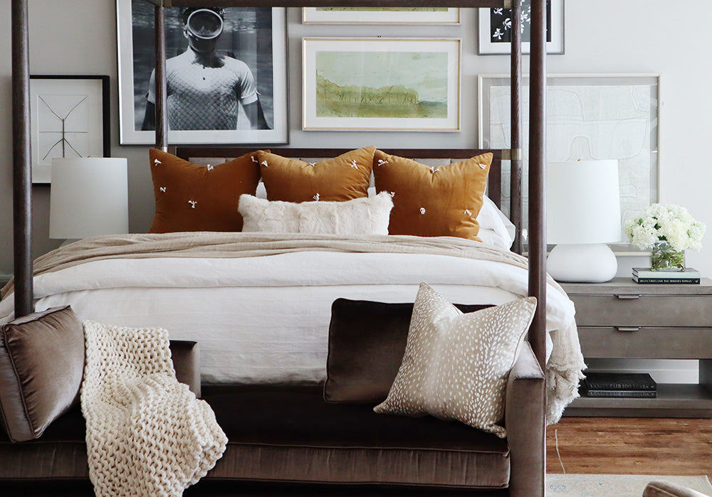 Пример спокойного интерьера с яркими акцентами, созданными с помощью текстиля. Если надоест, вы легко можете изменить дизайн.