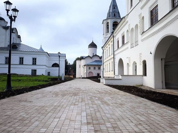     Рабочие заменили тротуарную плитку на улице Ильина, у аркады Гостиного двора. Фото: telegram-канал мэра Великого Новгорода Александра Розбаума