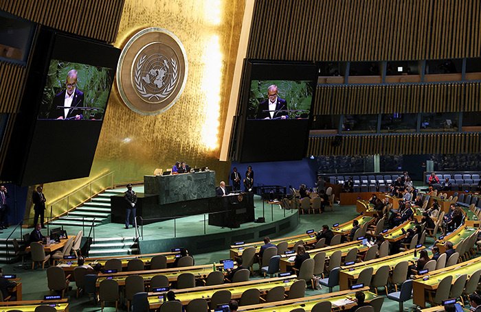    Президент Ирана Масуд Пезешкиан выступает на 80-й сессии Генассамблеи ООН в Нью-Йорке.REUTERS/Shannon Stapleton