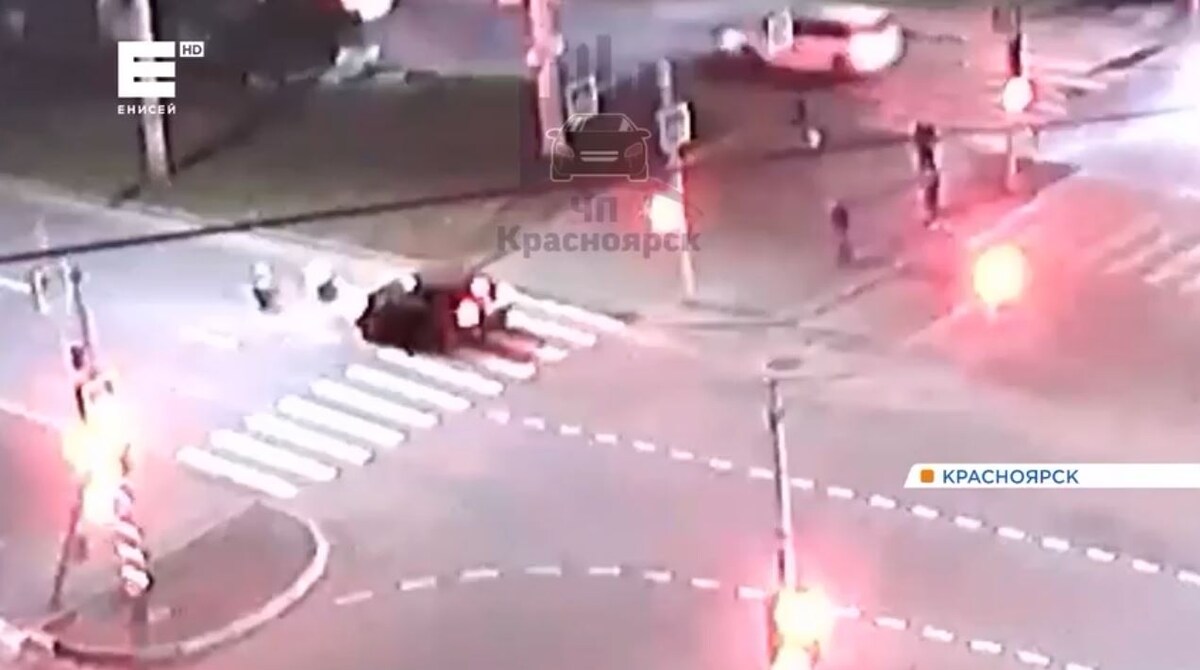     Двое подростков попали под машину на пешеходном переходе в Красноярске