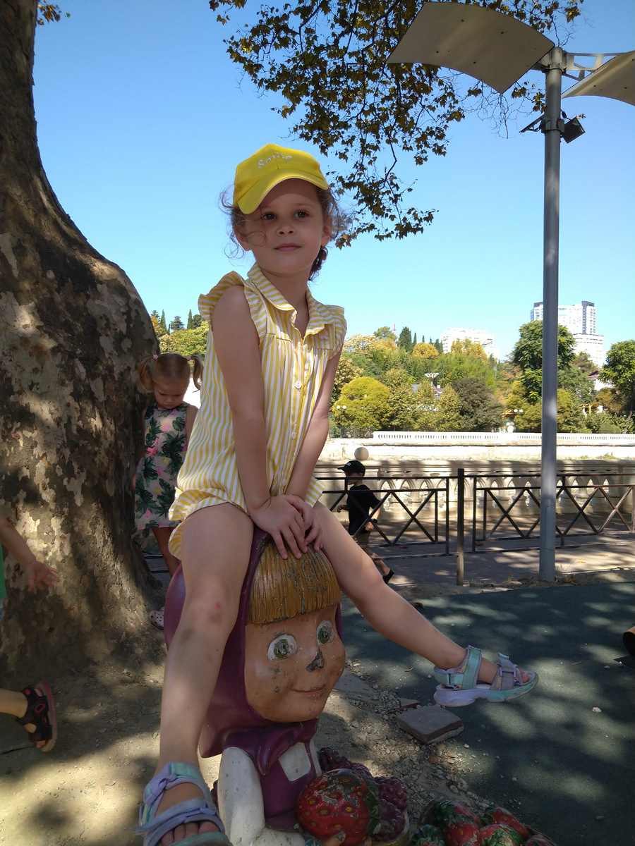 ..эту площадку обновили, но по Маше так же лазает))