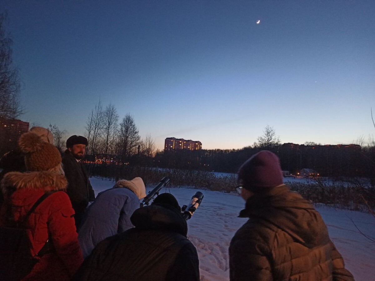 Любители астрономии в г.Балашиха наблюдают за Луной и Венерой